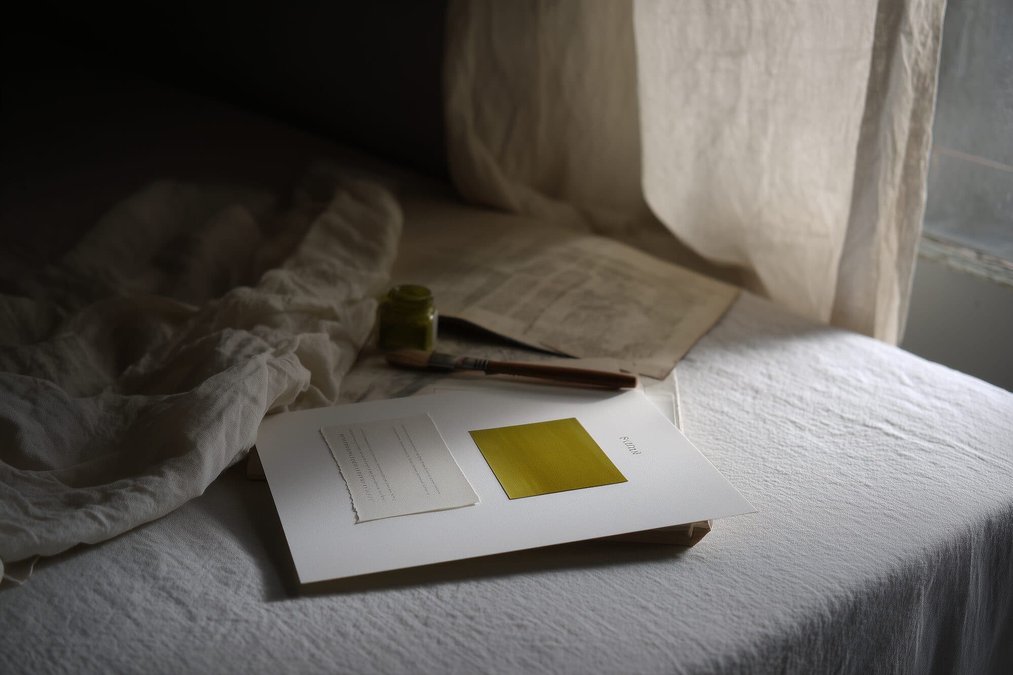 Kleurkaart in bosgroene inkt op linnen, letterpers proefvel, chartreuse staal op mousseline, ivoorkleurig papier, zijlicht.