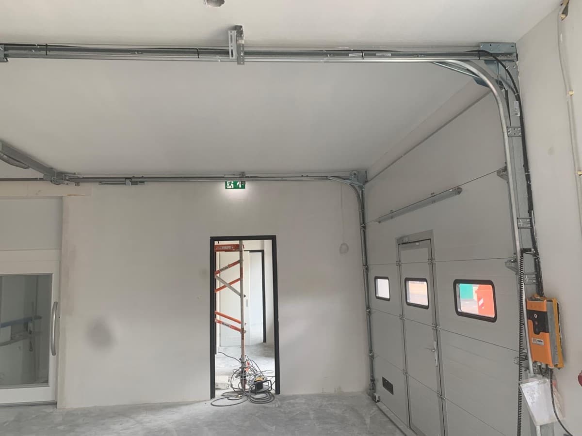 Spackspuiten bedrijfshal