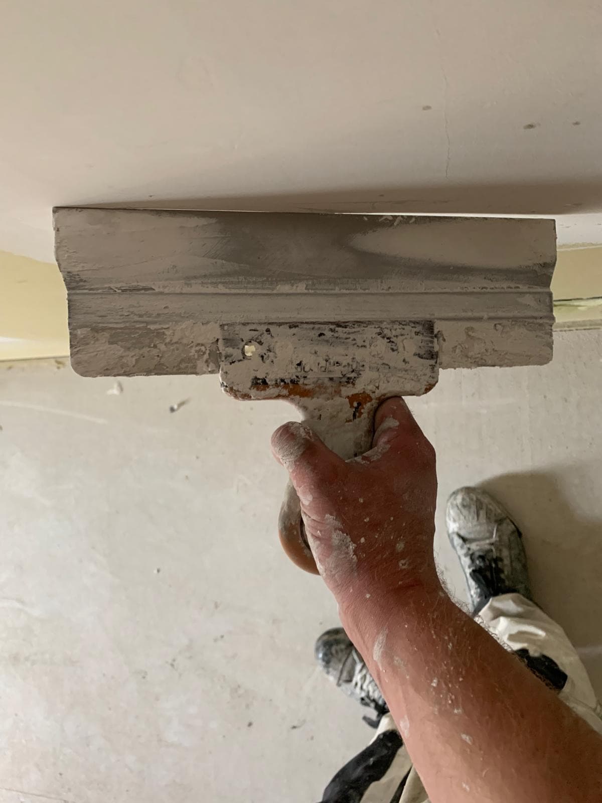 Vakman stukt plafond handmatig