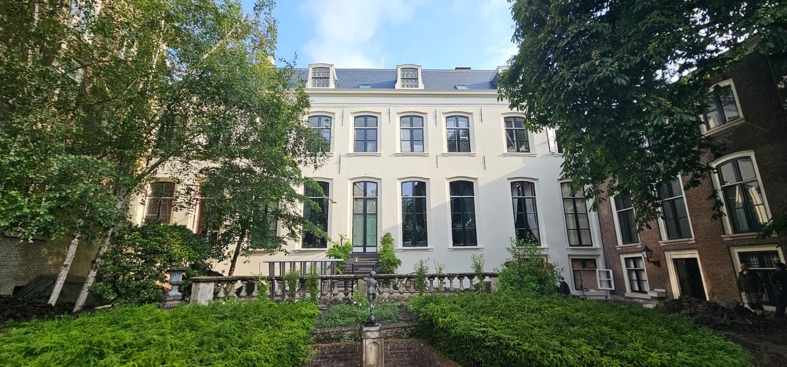 Glad stucwerk Spaanse Hof — buitengevel project