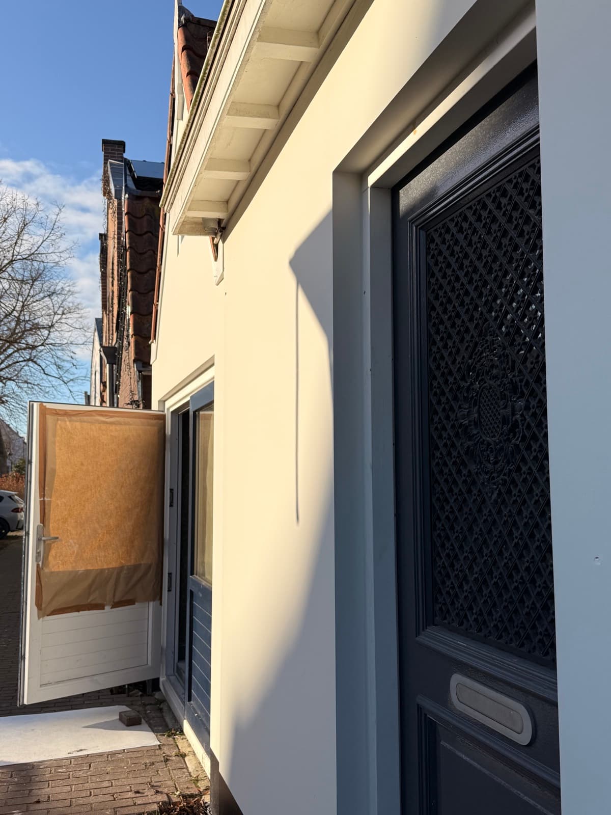 Glad gevelstucwerk met strijklicht — professioneel resultaat