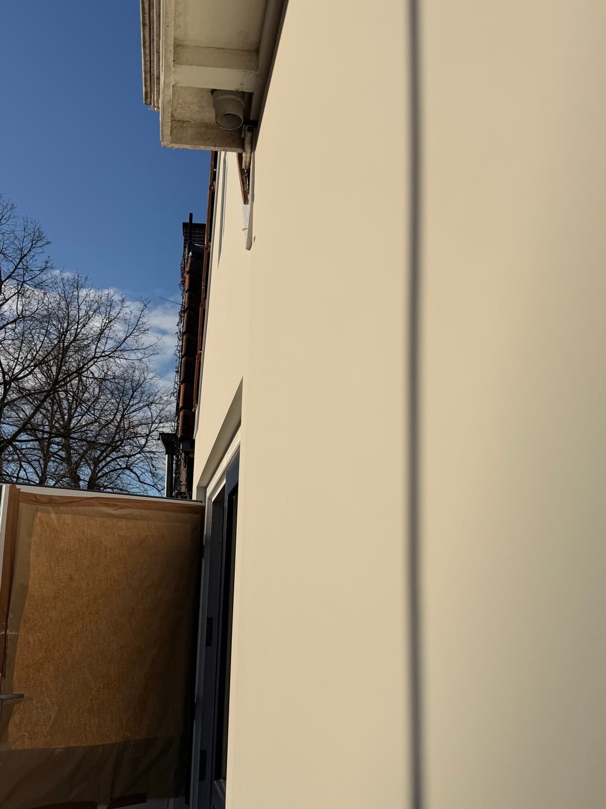 Stucwerk buitengevel — gladde afwerking met schaduwspel