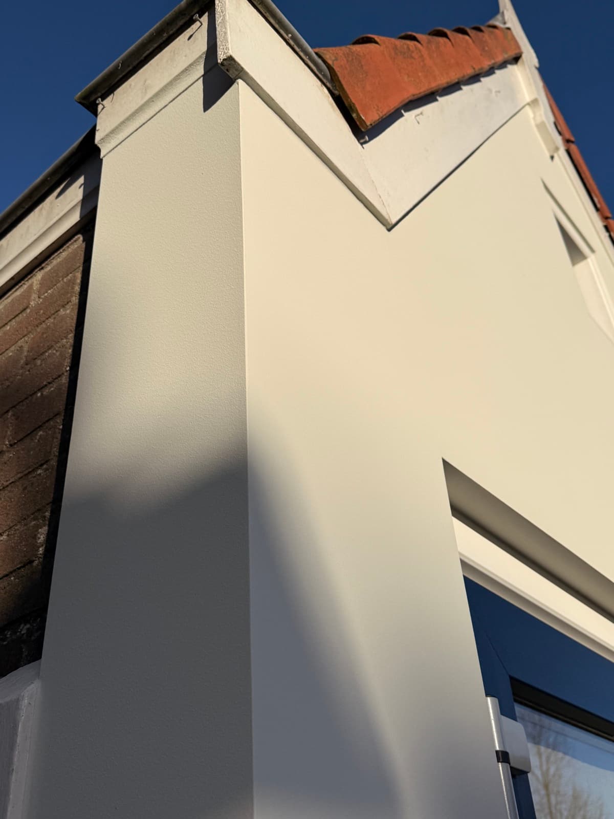 Gevelstucwerk detail — strakke lijnen en perfecte afwerking