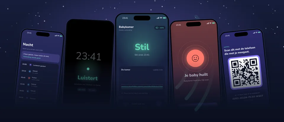 Het beeld voor de App Store-pagina van NightEar: vijf telefoons met het nachtlog, de babykant die Luistert, de ouderkant die Stil toont, de melding Je baby huilt en de code om te koppelen.