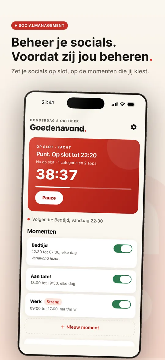 SocialManagement op de iPhone: de kop Beheer je socials. Voordat zij jou beheren., met een slot dat nog 38 minuten loopt en de lijst met momenten.
