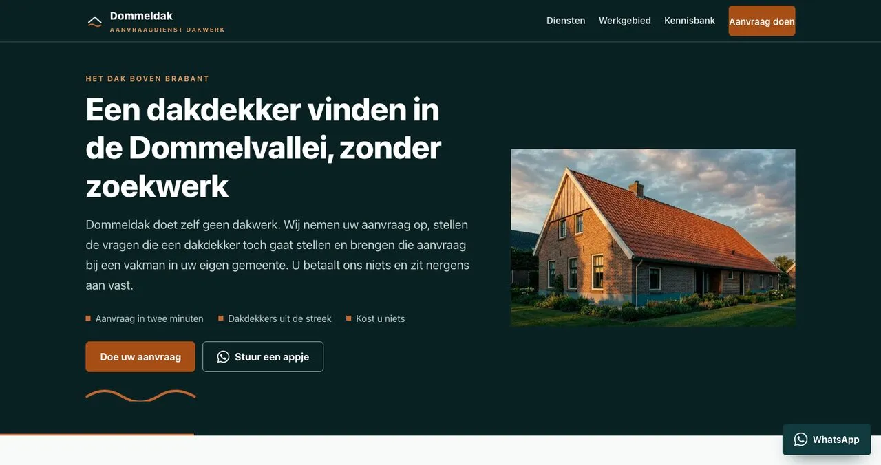 Voorpagina van dommeldak.nl: de kop Een dakdekker vinden in de Dommelvallei, zonder zoekwerk op een diep petrolgroene achtergrond, met daarnaast een foto van een woning met een pannendak in avondlicht
