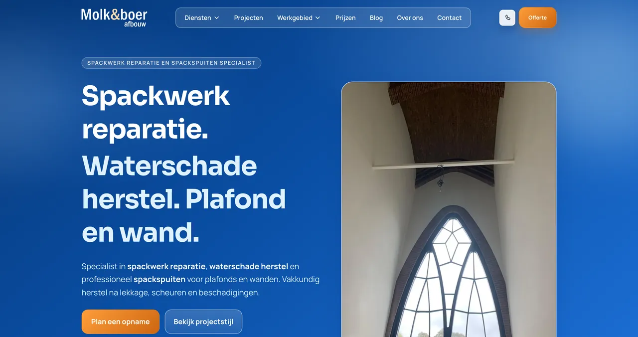 Voorpagina van molkenboer-afbouw.nl: de kop Spackwerk reparatie, waterschade herstel, plafond en wand op een diepblauwe achtergrond, met daarnaast een foto van een strak afgewerkt kerkinterieur