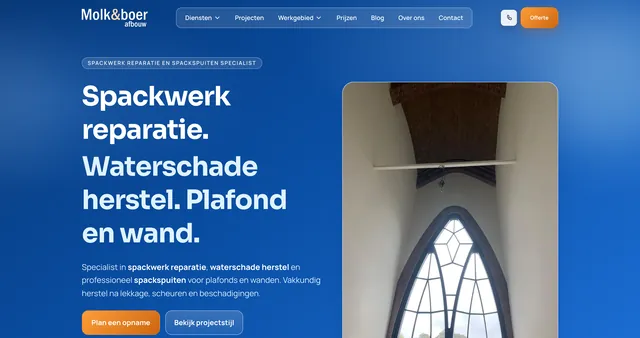 Voorpagina van molkenboer-afbouw.nl: de kop Spackwerk reparatie, waterschade herstel, plafond en wand op een diepblauwe achtergrond, met daarnaast een foto van een strak afgewerkt kerkinterieur